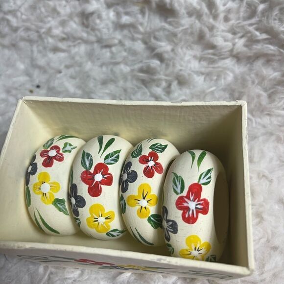 Home trends Vintage wood Painted Napkin Rings (4) with Matching Painted Box - Picture 2 of 11